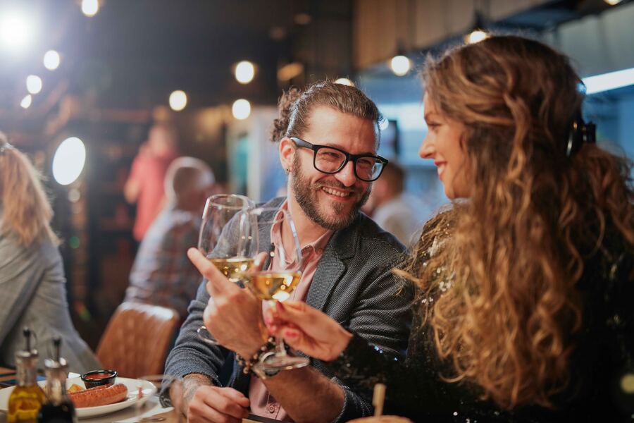 Ideen für einen besonderen Abend zu zweit: Was einen gemeinsamen Abend wirklich unvergesslich macht